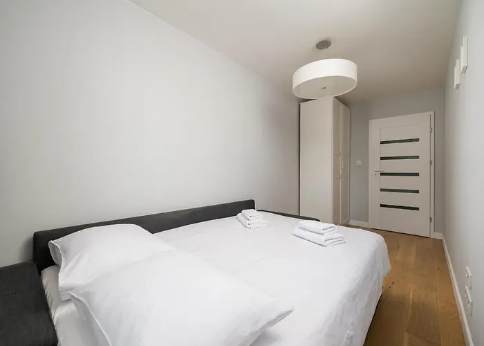 Rondo Onz Modern By Bookinghost * Warsaw