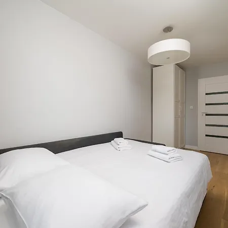 Rondo Onz Modern By Bookinghost * 华沙