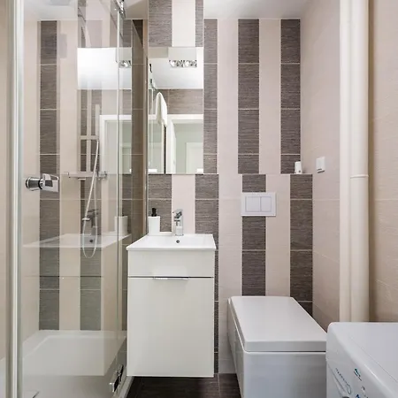 Apartment Rondo Onz Modern By Bookinghost